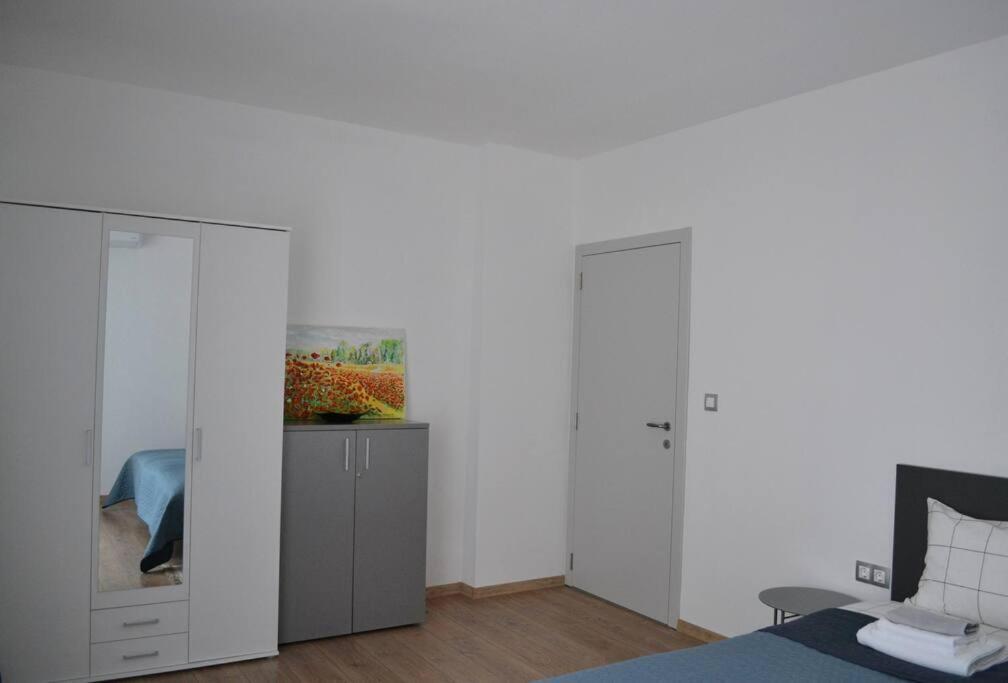 Modern City Center 2 Bedroom Apartment Sofia Exterior foto
