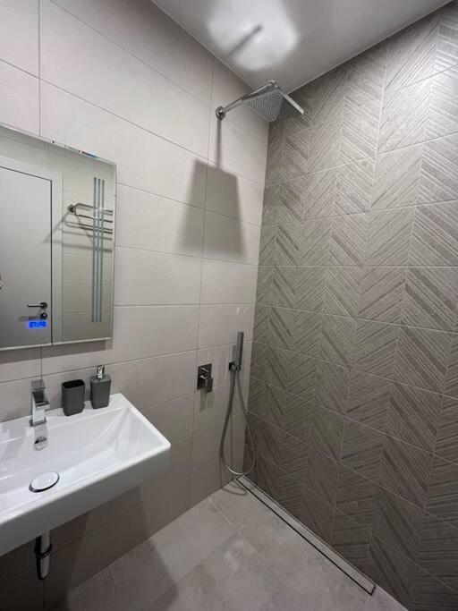 Modern City Center 2 Bedroom Apartment Sofia Exterior foto